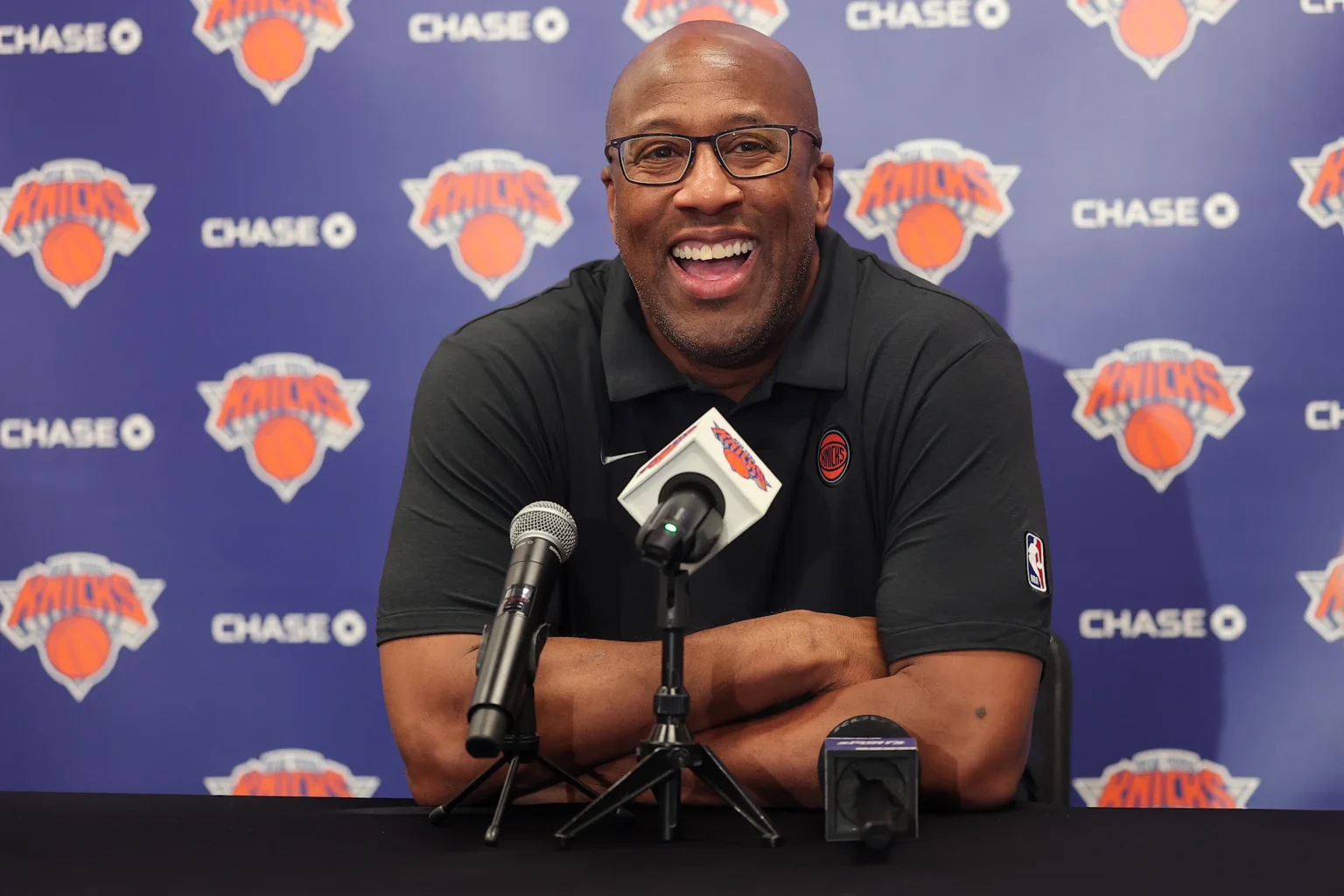 La Victoria del “Proceso”: Mike Brown Desglosa el Triunfo de los Knicks en Tiempo Extra