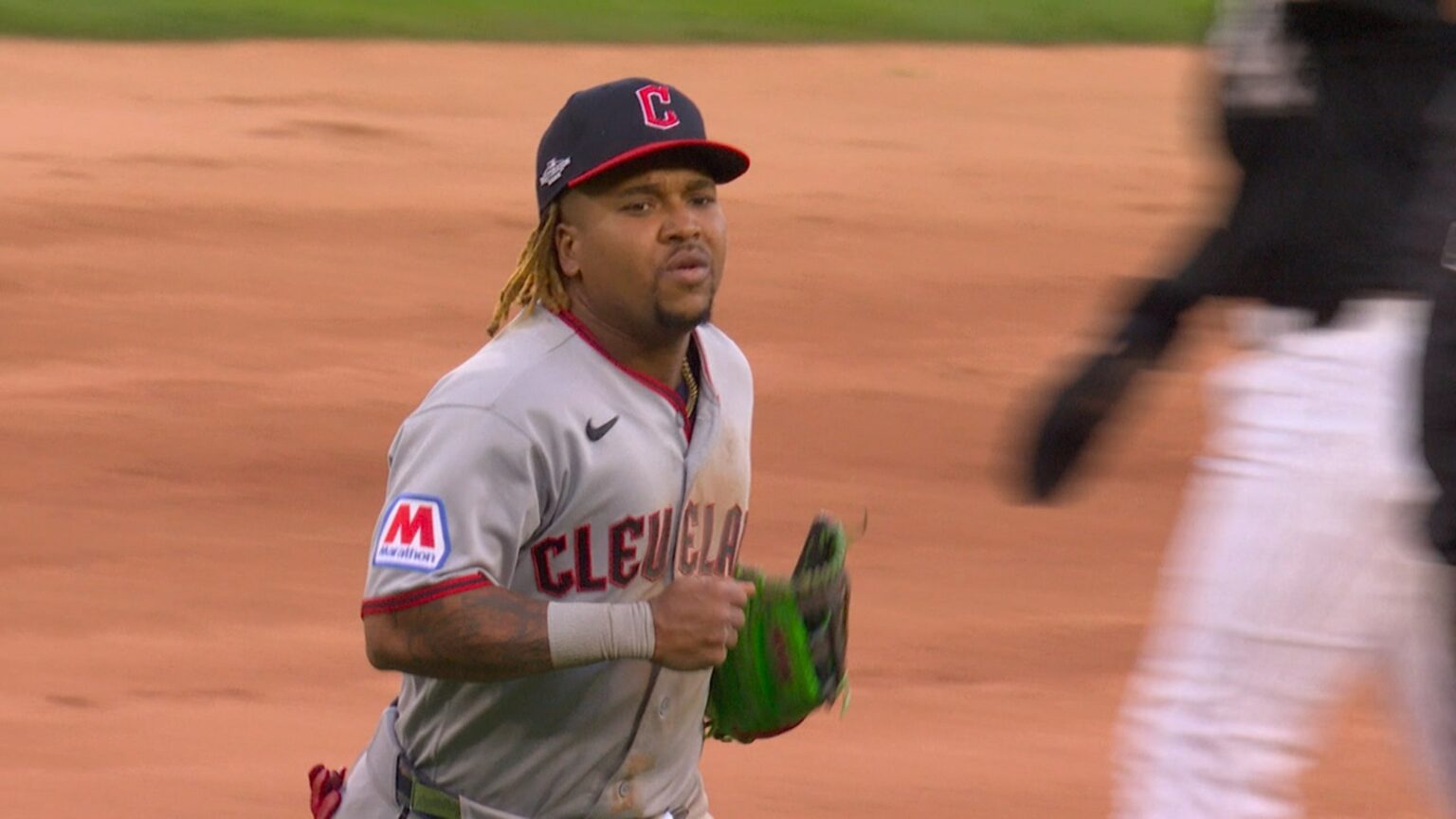¡Respiran en Chicago! Los Guardians Explotan con 19 Ponches y Fuerzan el Juego 4 de la ALDS