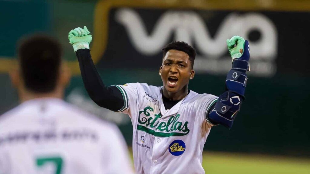 ¡Luciano dejó en el terreno a los Gigantes! Las Estrellas ganan 12-11 un festival de 23 carreras y el Licey manda en Santiago