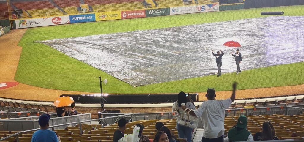 ¡La lluvia vuelve a ganar en Santiago! Estrellas y Águilas se posponen por segunda vez y la tabla no se mueve