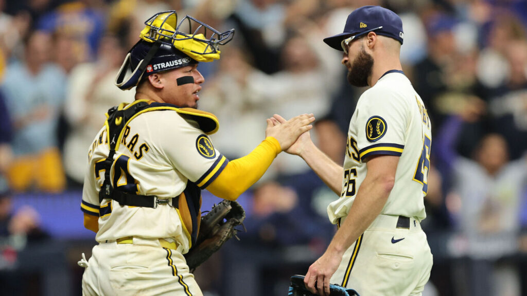 ¡De 0-4 a 5-4! Milwaukee remonta, Pratt se redime y los Brewers se van arriba 2-0 en la Serie Mundial